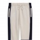 Pantaloni sport copii Guess de baiat inscriptie si buzunar la spate Pantaloni sport copii Guess de baiat inscriptie si buzunar la spate