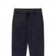Pantaloni copii Guess pentru baiat cu picioare lungi si croiala lejera Pantaloni copii Guess pentru baiat cu picioare lungi si croiala lejera